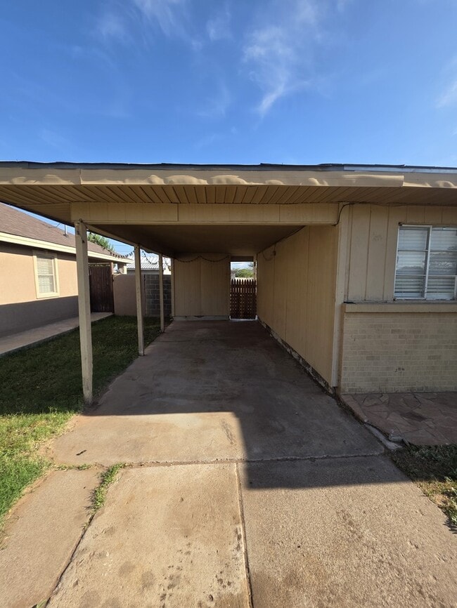 Building Photo - 3 bed 1 bath home, move in ready!