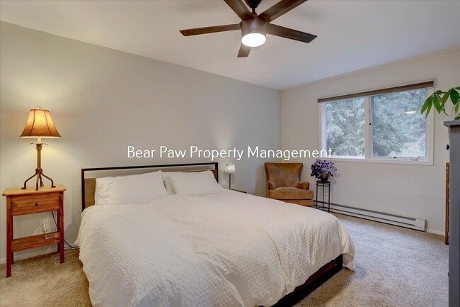 Building Photo - Charming 2-Bedroom Condo in Genesee!