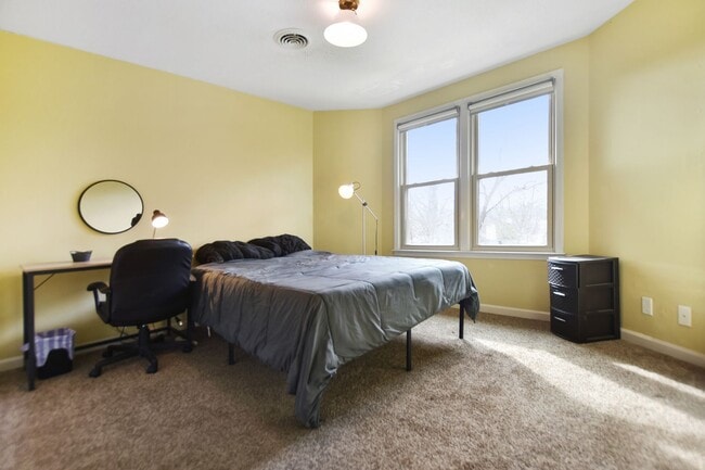 Building Photo - Pet Friendly Three Bedroom!