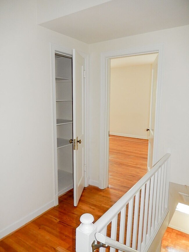 Building Photo - Sun-Filled & Well-Maintained 1 Bed 1 Bath Interior Townhome In Arlington Village