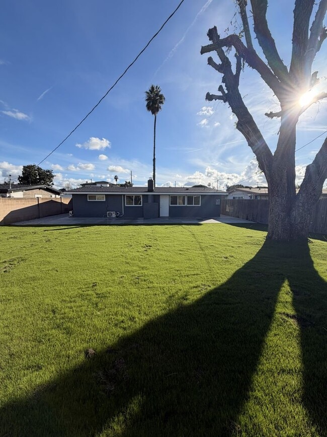 Building Photo - Newly Remodeled 4 bedroom 2 bathroom home Just 10 minutes from Disneyland