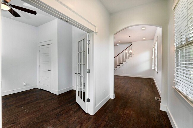 Building Photo - EAST NASHVILLE - FOUR BEDROOM Historic Home with amazing views of Nashville Skyline!