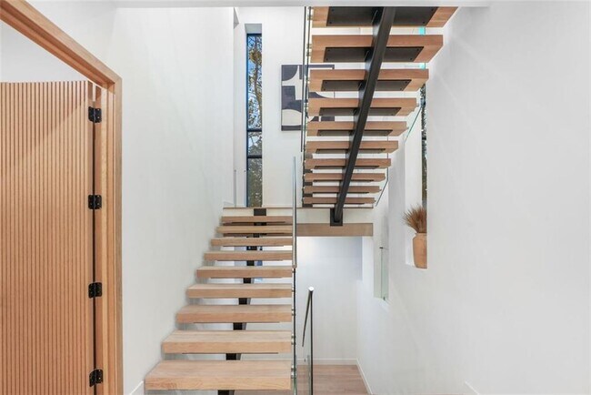 Building Photo - 1736 Cox Rd