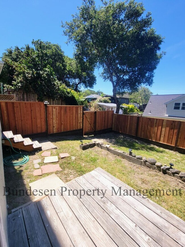 Building Photo - Spacious Westside 5BR Home in Petaluma - E...