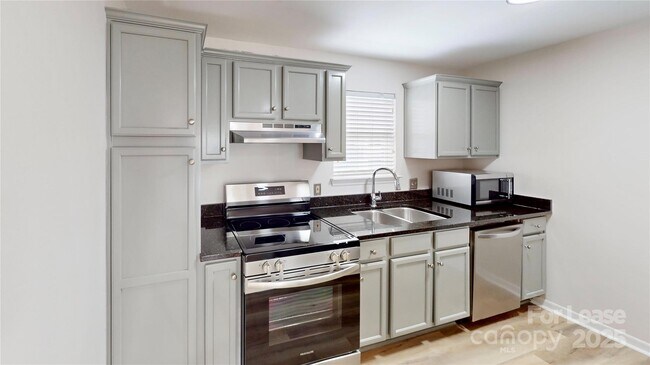 Building Photo - 525 Olmsted Park Pl