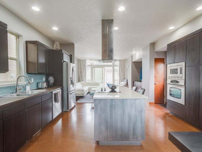 Building Photo - 1705 S Vermont Ave