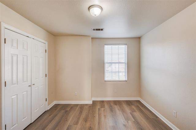 Building Photo - 2338 Kingsway Dr