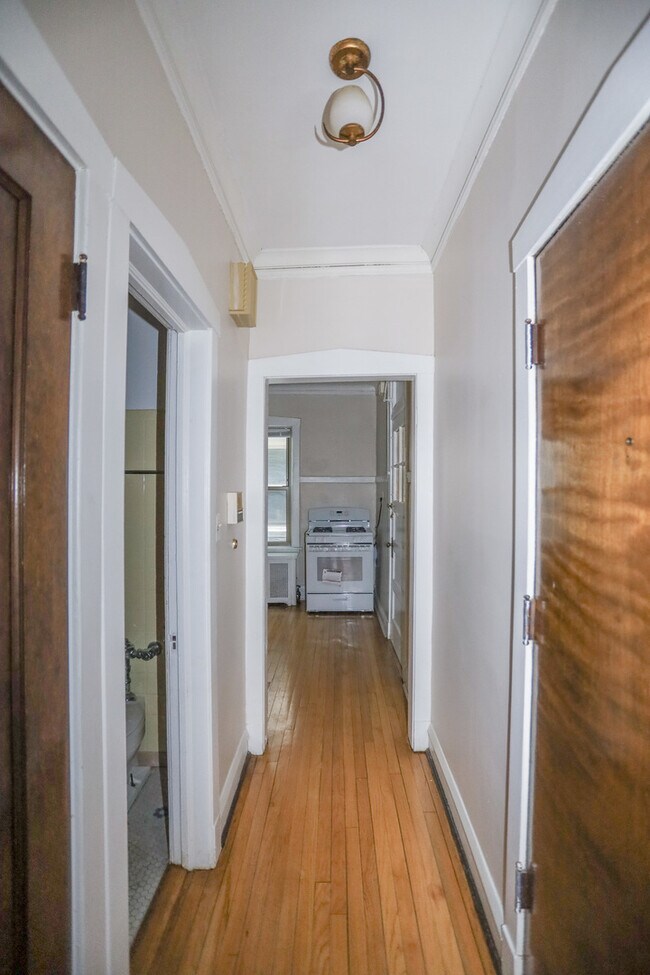 Building Photo - 7703 N Sheridan Rd