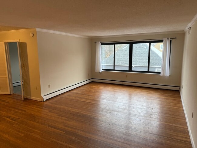 Building Photo - Concord Condo - Heat and Hot Water Included!