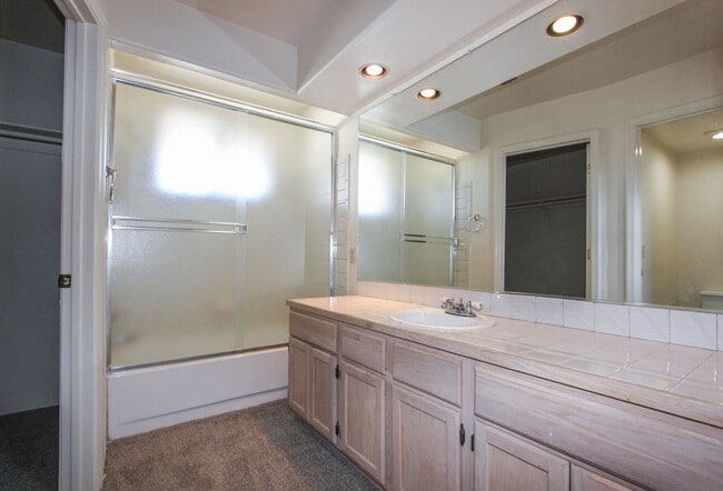 Building Photo - 3249 N Hedgewood Dr