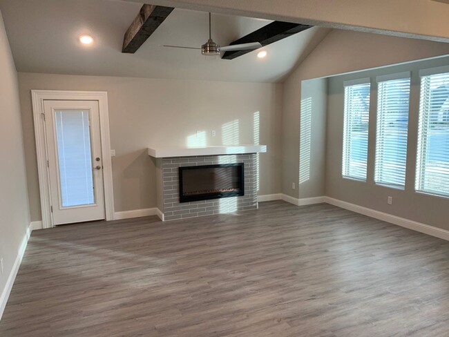 Building Photo - Executive Townhome in Bentonville