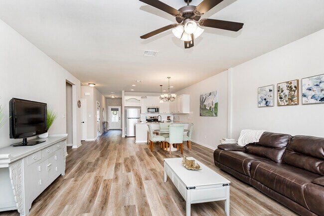 Building Photo - 2800 S Roth Ave