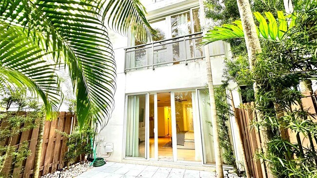 Building Photo - 814 NE 19th Ave