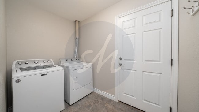 Building Photo - Modern Comfort and Functional Space