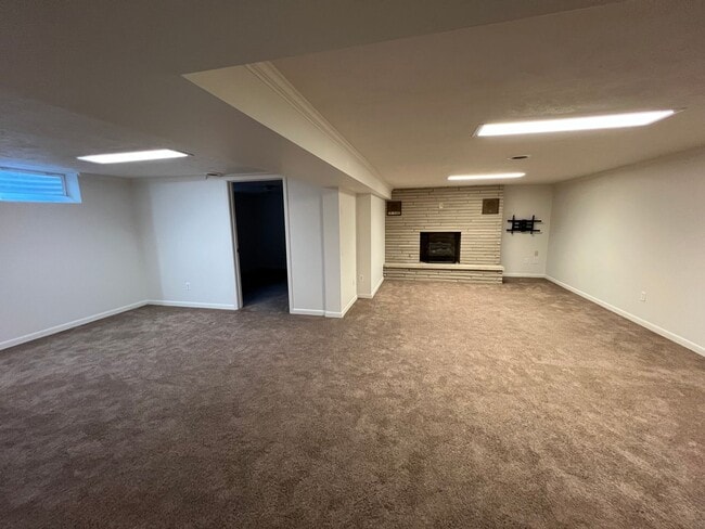 Building Photo - Home with Paradise Setting in Backyard! Available July 2026!! $2,500 Monthly!