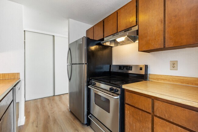 Building Photo - Spacious 1 Bedroom Apartment w/ Parking in...