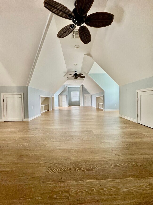 Building Photo - Elegant Estate in the Country Club Setting-Mother in law suite