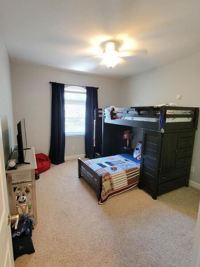 Building Photo - Fully Renovated Large 3 Bed 2.5 Bath 2 Car Garage Townhouse in Perfect Location