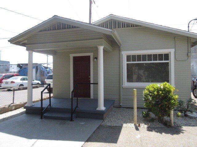 Building Photo - 1430 W 25th St