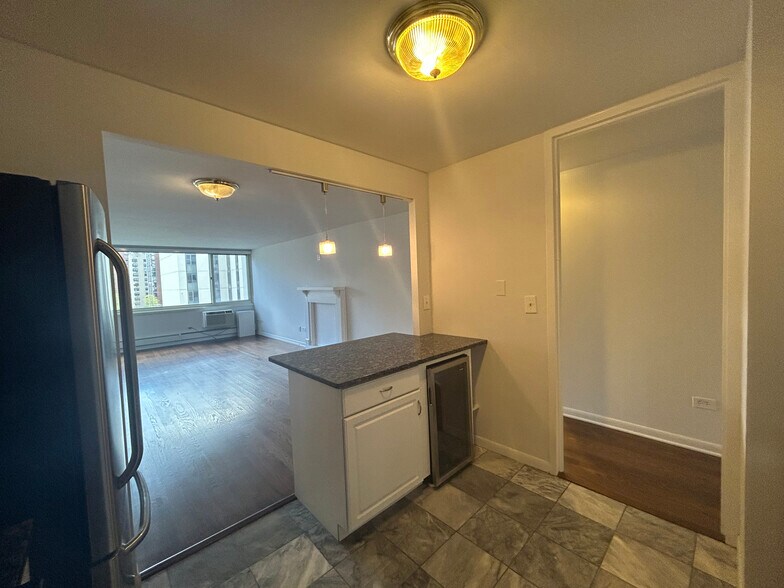 Building Photo - 1350 N Dearborn St