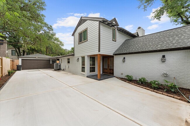 Building Photo - 10714 Deerwood Rd
