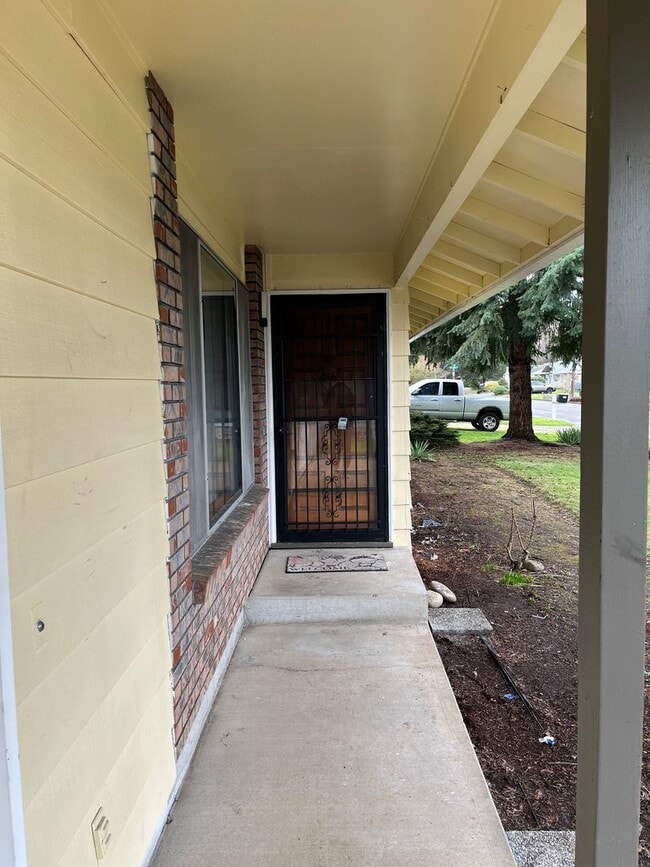 Building Photo - Mid-Mod on Missoula- Single Story!