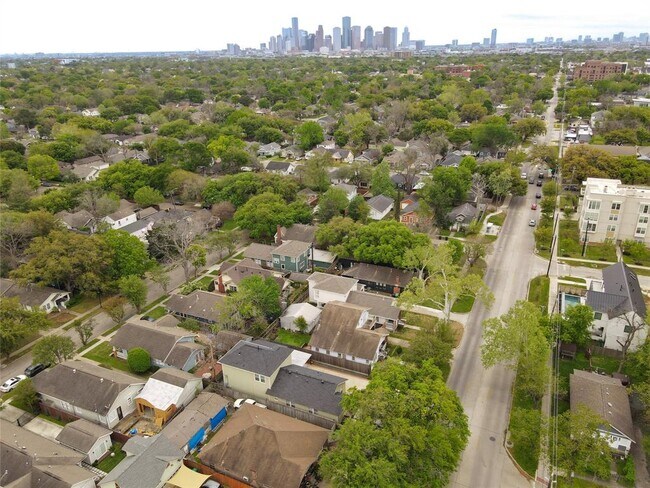 Building Photo - 1418 Studewood St
