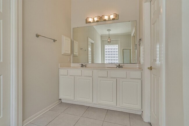 Building Photo - 118 Robindale Cir