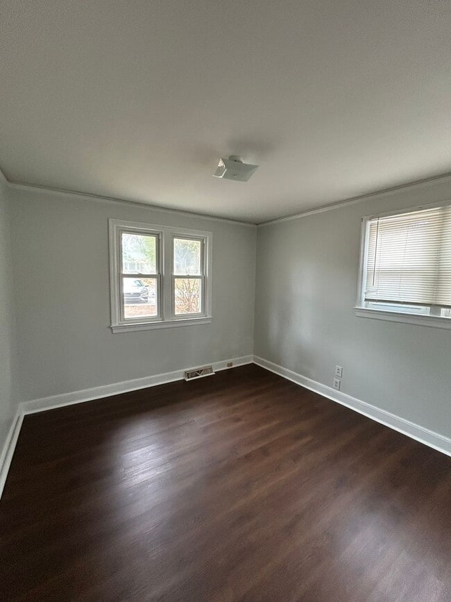 Building Photo - 2628 Parkwood Dr