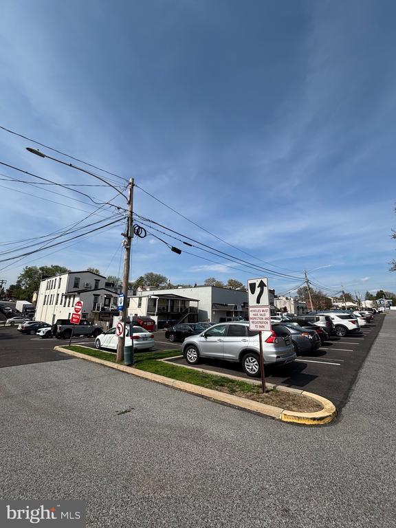 Building Photo - 320 Main St