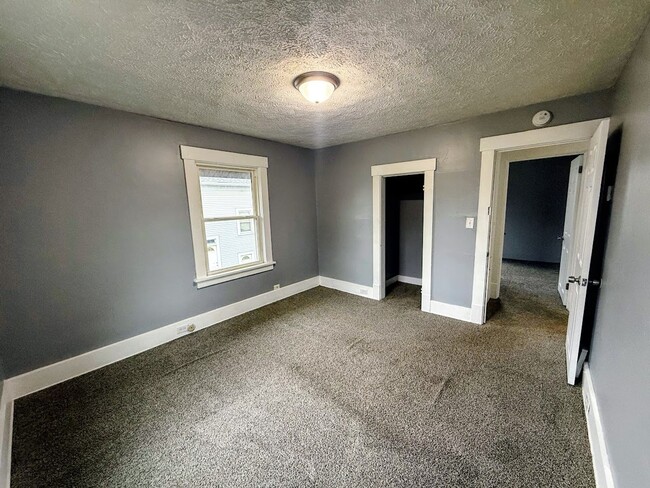 Building Photo - Three bedroom one bathroom home for rent