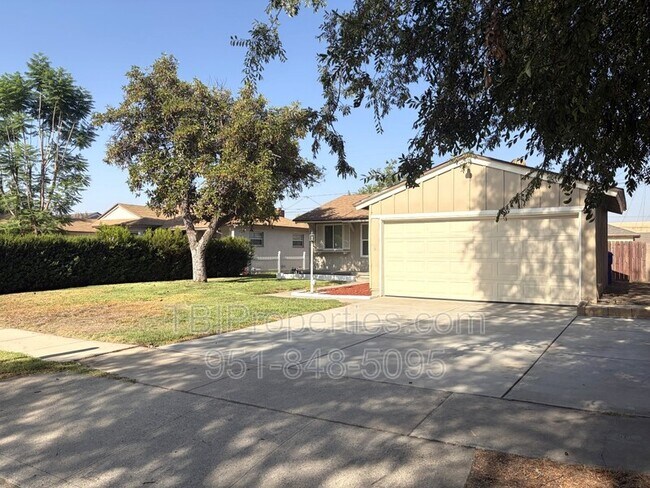 Building Photo - 3552 N Alameda Ave