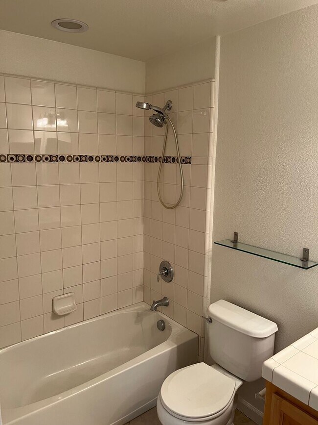 Building Photo - Bright Corner 3BD/3BA Townhome Near BART & Great Mall!