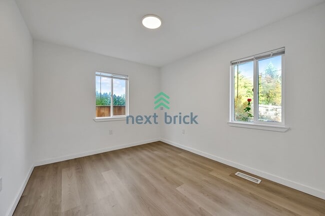 Building Photo - A beautiful 4 bed and 2 bathroom house for rent