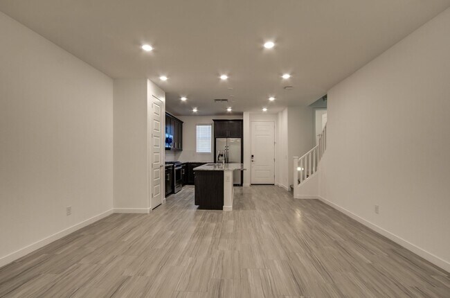 Building Photo - 1087 E Chapman Dr
