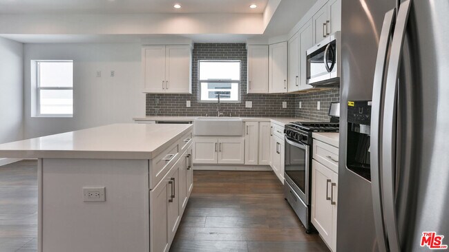 Building Photo - 3946 S Budlong Ave