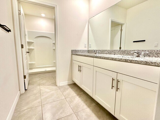 Building Photo - Fresh, modern & convenient 3Bedrooms/2.5Baths home in Daytona Beach!