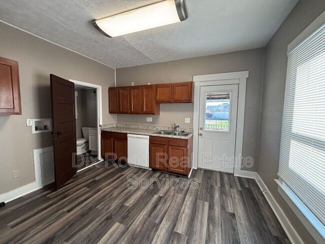 Building Photo - 526 Brandt St