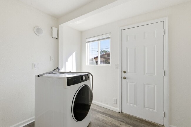 Building Photo - 350 E 60th St