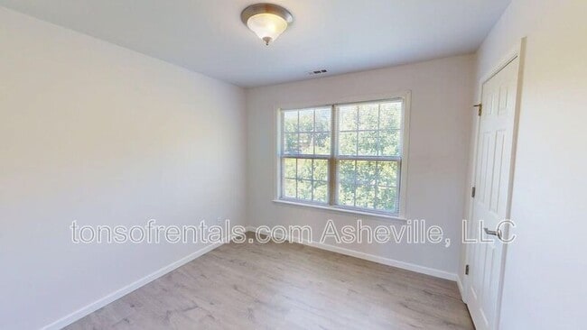 Building Photo - 33 Mallard Run Dr