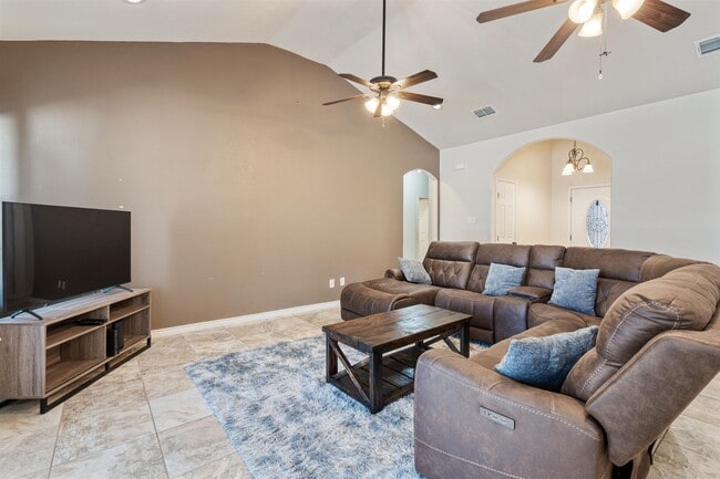 Building Photo - 103 Spike Run