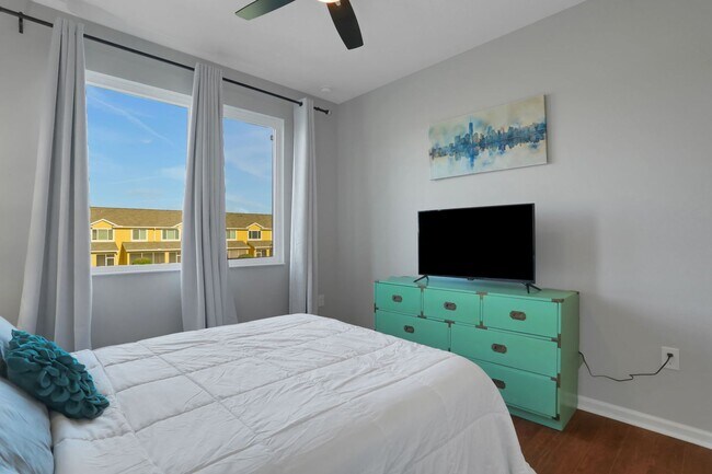 Building Photo - Flagler Station Townhome 3/2.5 - 2 car garage - 2000+ square feet