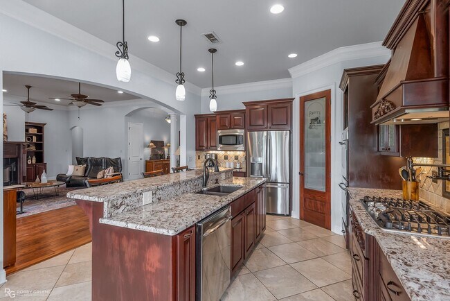 Building Photo - Beautiful Home on the Red River....