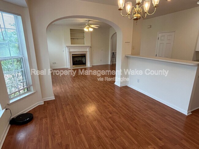 Building Photo - 2500 Valley Haven Dr