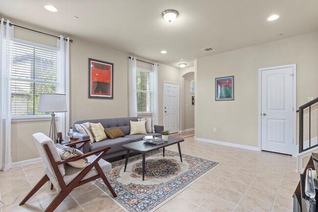 Building Photo - 2880 Donnell Dr