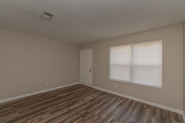 Building Photo - $950 - Updated 2 Bed/1 Bath Duplex With Stainless Steel Appliances!