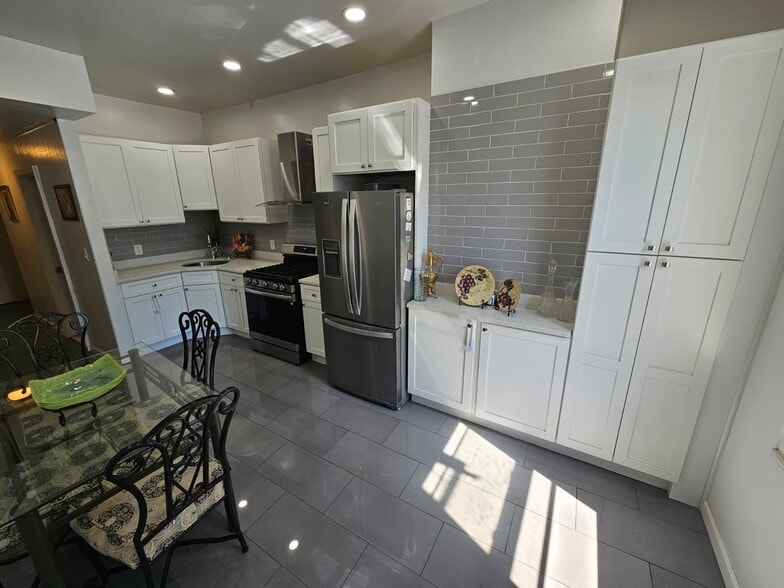 Kitchen - 4916 Park Ave