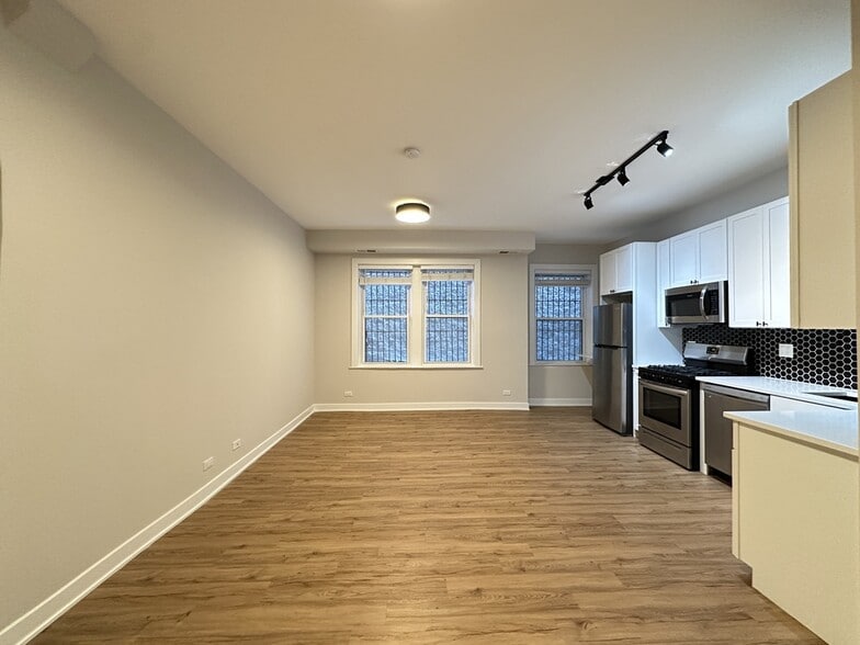 Building Photo - 661 W Wrightwood Ave