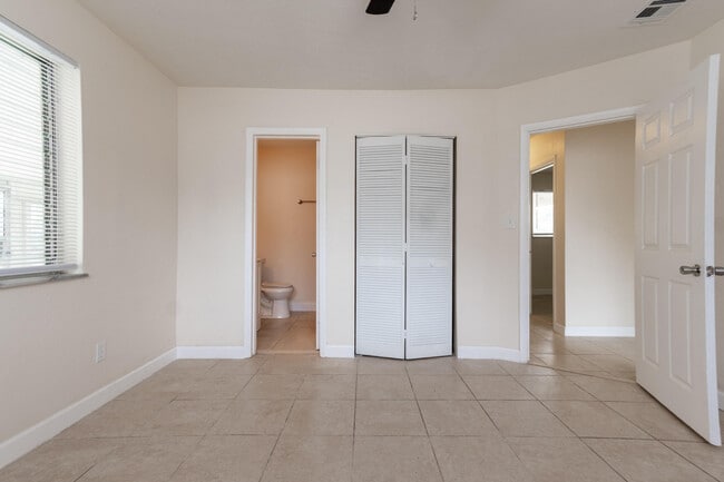 Building Photo - 170 SE Serenata Ct