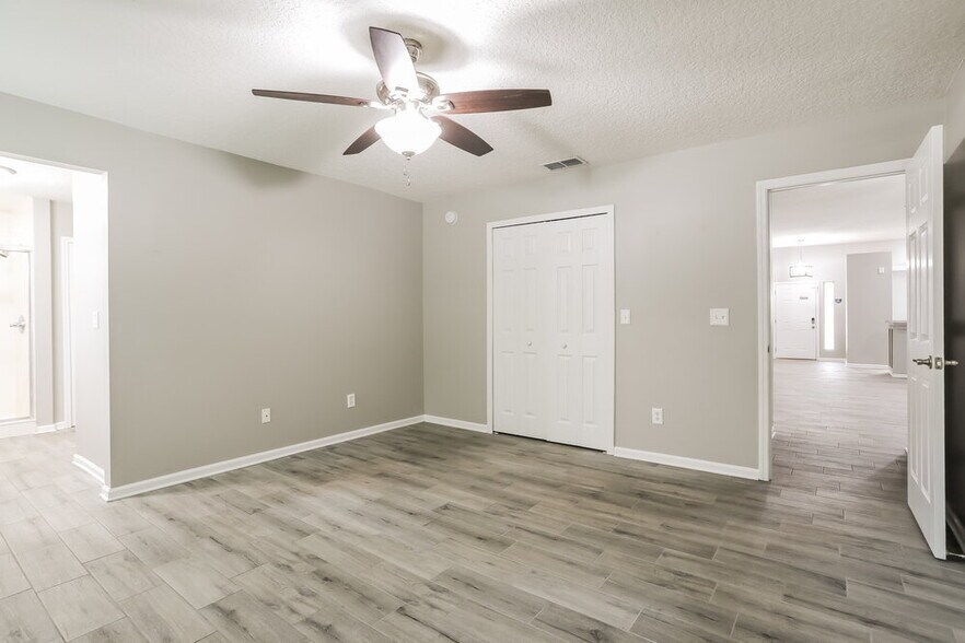 Building Photo - 320 Southlake Dr